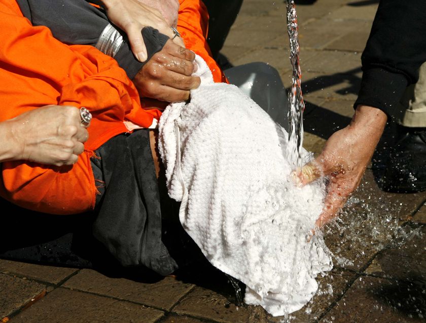 waterboarding Waterboarding: de suggestie van verdrinking opwekken.