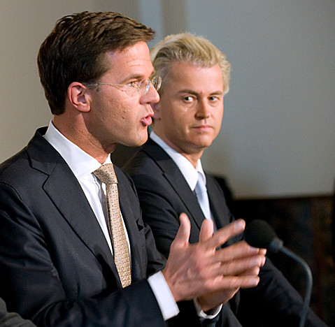 September 2010: de PPV gedoogpartij gaat het CDA en VVD mogeljik maken, zonder de PVV te regereen. De achterdocht op het gezicht van Wilders bleek niet snel daarna te worden omgezet in het opblazen van deze politieke constructie..