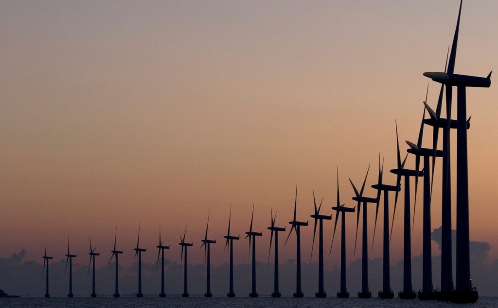 Een van de vele windparken voor de kust in Denemarken.