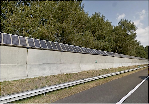 Het geluidsscherm op de A9 bij Amstelveen, was in 1997 het eerste testscherm, dat al snel zijn kosten terugverdiende..