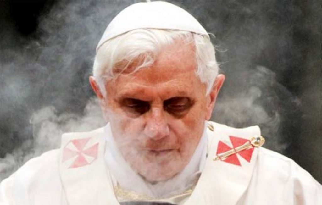 Josef Ratzinger, of de voormalige Paus Benedictus XVI.. Het rookgordijn over zijn daden als 'gewoon mens' lijkt op te trekken..