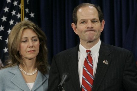 Een verslagen Eliot Spitzer tijdens de persconferentie waarin hij zijn aftreden als procureur generaal van de Staat New York bekend maakte.
