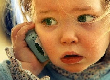 Behalve een wereldwijde test is digitale telefonie ook een verdergaande vervreemding van onze natuurlijk menselijk contacten. De digitale oma en opa hebben definitief hun intrede gedaan.
